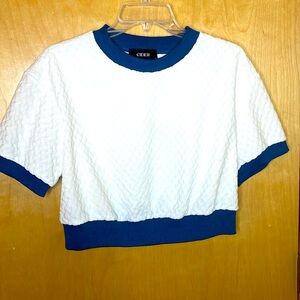 Cider size L white woven cropped tee with blue trim